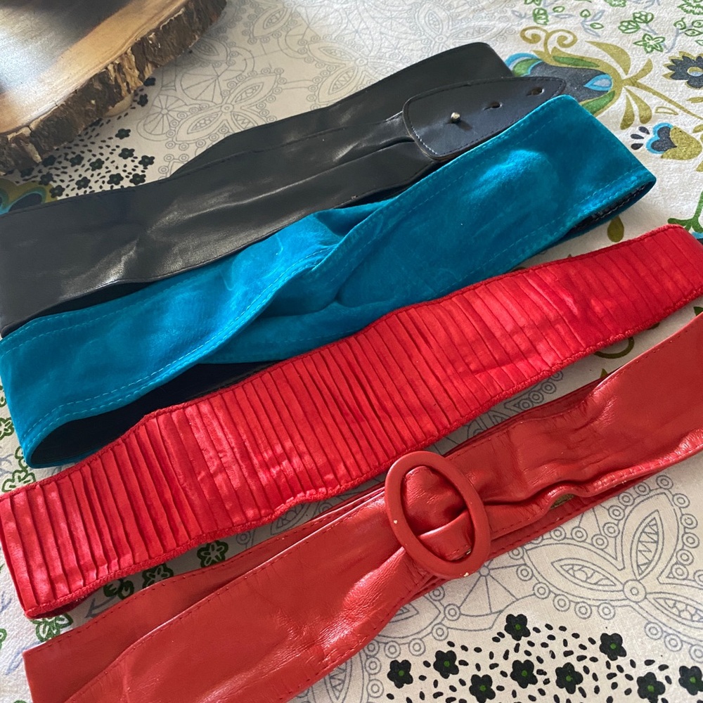 4 VINTAGE ASSORTED 1 1/2 IN THICK BELTS, 2LEATHER, 2 CLOTH S/M MEAURE 13 1/2 IN